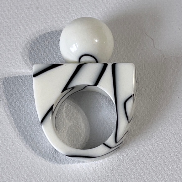 Vintage Lucite Ring Chunky Ball White Black Marble Swirl Statement Unisex - Picture 8 of 9
